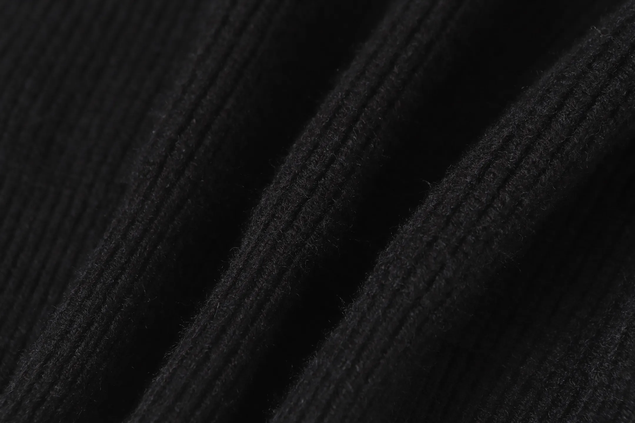 P300 #M905 model -Chrome Hearts/Chrome Hearts Heavy Industry Sanskrit appliquéd embroidered cardigan zipper knitted sweater -High weight, high density and high quality. The wool is soft, delicate and skin-friendly. It feels soft and silky. It has excellent warmth and skin-friendly properties.